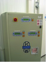 Compressori ermetici oppure semiermetici, a seconda della potenza e degli impieghi. Sbrinamento elettrico o a gas caldo, completamento automatico.