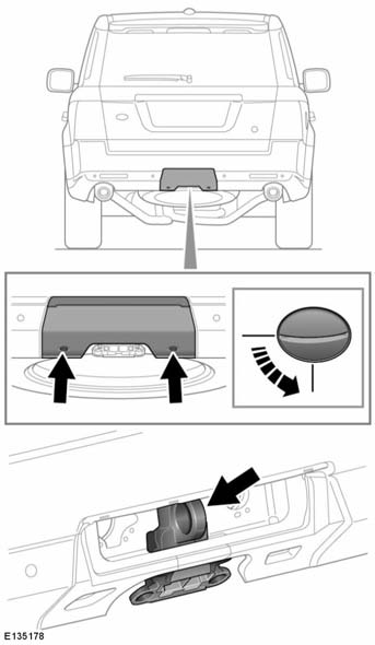 Recupero del veicolo PUNTO DI TRAINO POSTERIORE Il punto di traino posteriore è situato dietro un pannello amovibile nella parte inferiore del paraurti posteriore.