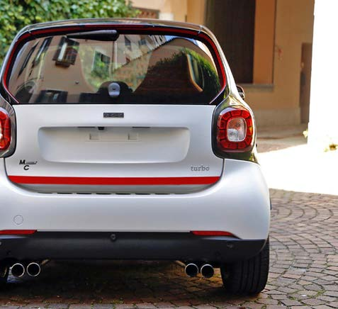 ESTERNI La Smart certamente non può essere definita un auto sportiva ma, una volta alla guida, la sua agilità, il cambio comandi al volante e l erogazione del tre cilindri turbo, le conferiscono