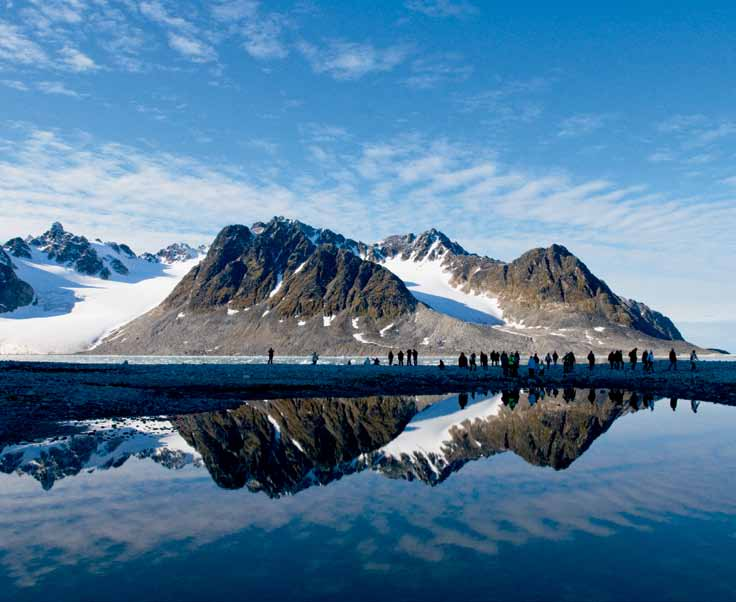 PHOTO: Trym Ivar Bergsmo 24 Sbarco nel Magdalenefjord Le crociere esplorative alle isole Svalbard offrono forti emozioni al cospetto di alcune tra le più maestose espressioni della natura: imponenti