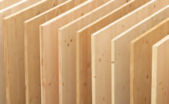 QUALITÀ SUPERIORE Nordpan stabilisce ancora una volta nuovi standard nella produzione di pannelli a tre strati in legno massiccio.