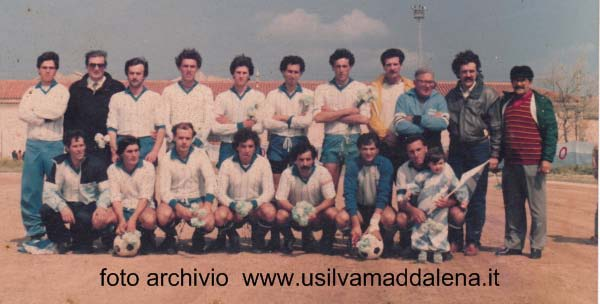 CAMPIONATO 1983-1984 In piedi da sinistra: Mureddu Addis (pres.) Codina Comiti Brocca Scolafurru G. Cuccadu Viviani (all.) Muglia (mass.) Randaccio (medico) Deiana (acc.