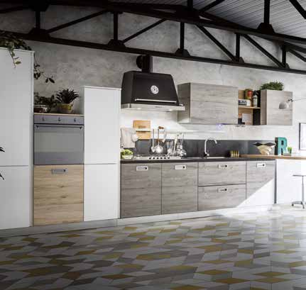 Cucina Oslo, con ante in Rovere Aspen e Grigio Stagno spessore 22mm, piano top in unicolor bianco spessore 40mm, gola bianca per le basi e maniglia in legno laccato arancio 01 per le colonne, tavolo