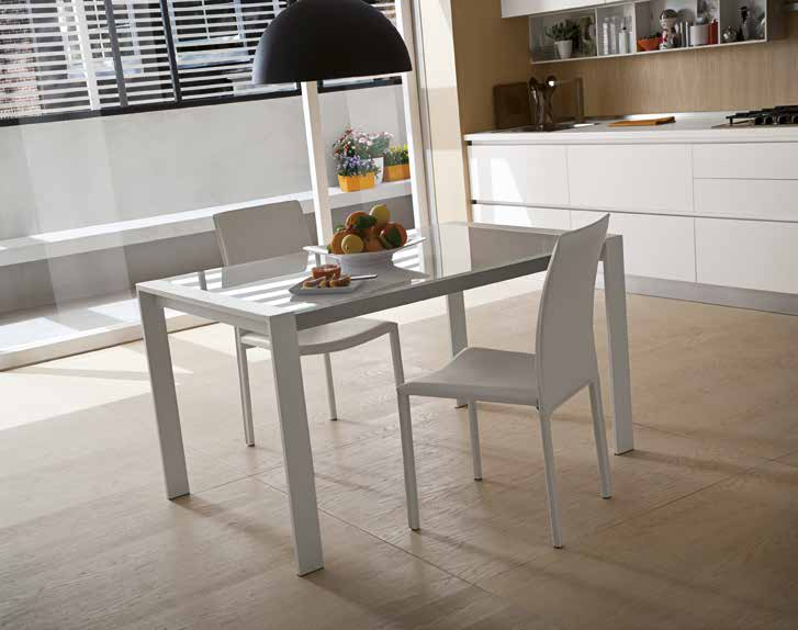 Il tavolo Leader in vetro e la sedia Happy in ecocuoio, si possono avere in 3 colorazioni, tutte di tendenza, Bianco, Tortora e Antracite. Cucina Oslo Bianco Aspen, nuova facile ed elegante.