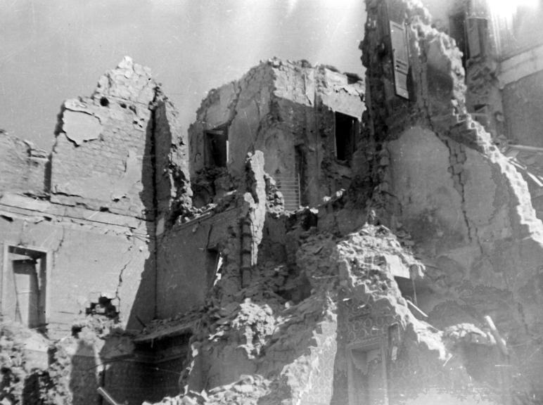 NAPOLI, EDIFICI IN PIAZZA DEL CARMINE Bombardamento del 1 marzo 1943,