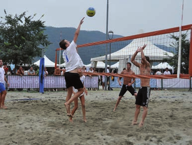 Tornei e Gare Torneo Beach volley Iscrizioni ed Info: E-mail: volleysarnico@email.it - Carlo Belussi 346.6767294 - Elena Belussi 328.8337775 Ass. Sport F.