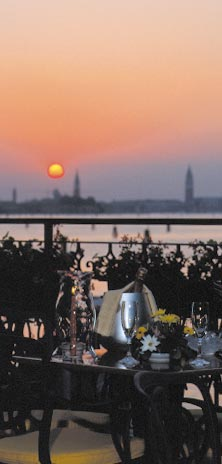 L Hotel Panorama offre ai Suoi Ospiti la possibilità di godere delle bellezze di Venezia unite alla suggestiva tranquillità dell isola d oro, famosa per le sue spiagge raffinate.