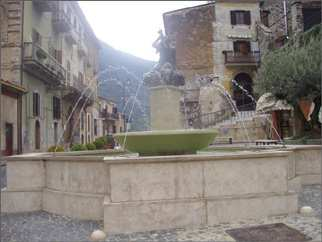 I monumenti di Giuliano La fontana del fauno si trova in piazza Borgo Vittorio Emanuele.E stata eretta nel 1954 dallo scultore Enrico Di Palma.