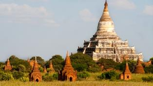 prosegue con la visita di Mandalay. Visita della pagoda Mahamuni con la grande statua bronzea ricoperta d'oro del Buddha proveniente da Mrauk-U.