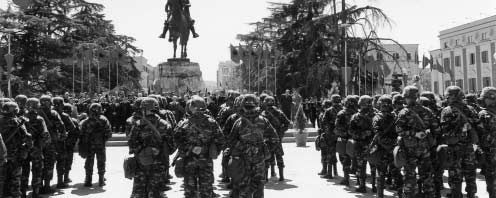 7Piro03.qxd 16-07-2003 17:15 Pagina 28 L Albania ha recentemente inviato un contingente militare in Iraq a sostegno della fase post-conflitto.