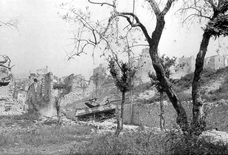 La Linea Gustav Carri armati Sherman bombardano Castelforte e SS. Cosma e Damiano Castelforte - SS.