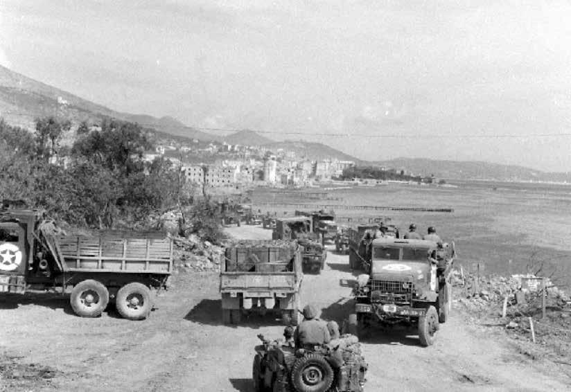 La Linea Gustav Formia: colonna di Sherman attraversa via Vitruvio e truppe motorizzate americane si preparano per attaccare Gaeta