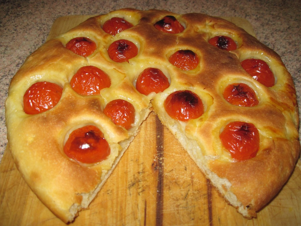 Focaccia barese Ingredienti: 150 gr di lievito madre; 250 gr di semola; (potete usare anche la manitoba o la 0, 00) 150 gr di farina 0; 350 400 ml di acqua 4