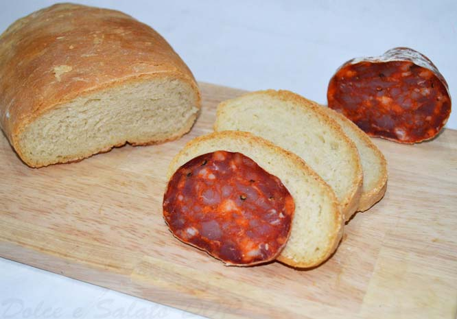 Pane Bianco Casereccio Ingredienti: 300 gr di farina 12 gr di