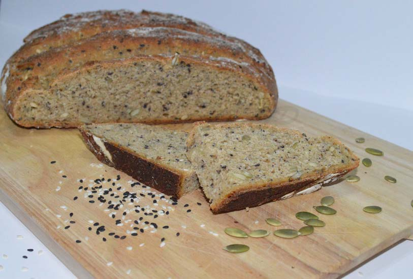 Pane tedesco Ingredienti: 500 gr di farina integrale 300 ml di acqua 150 gr i lievito madre 15 gr di olio di semi