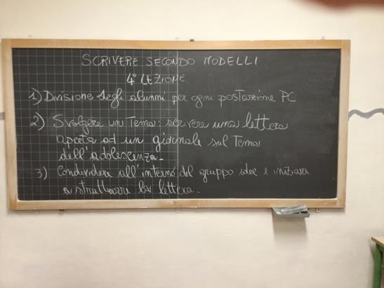 Nella 4 lezione gli alunni devono elaborare il contenuto di una lettera, partendo da un tema specifico tratto dalla loro antologia e legato al programma curricolare.