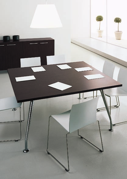 Le aree riunioni costituiscono uno spazio centrale nell attività direzionale, per questo Zed prevede anche tavoli riunione di dimensioni più contenute.