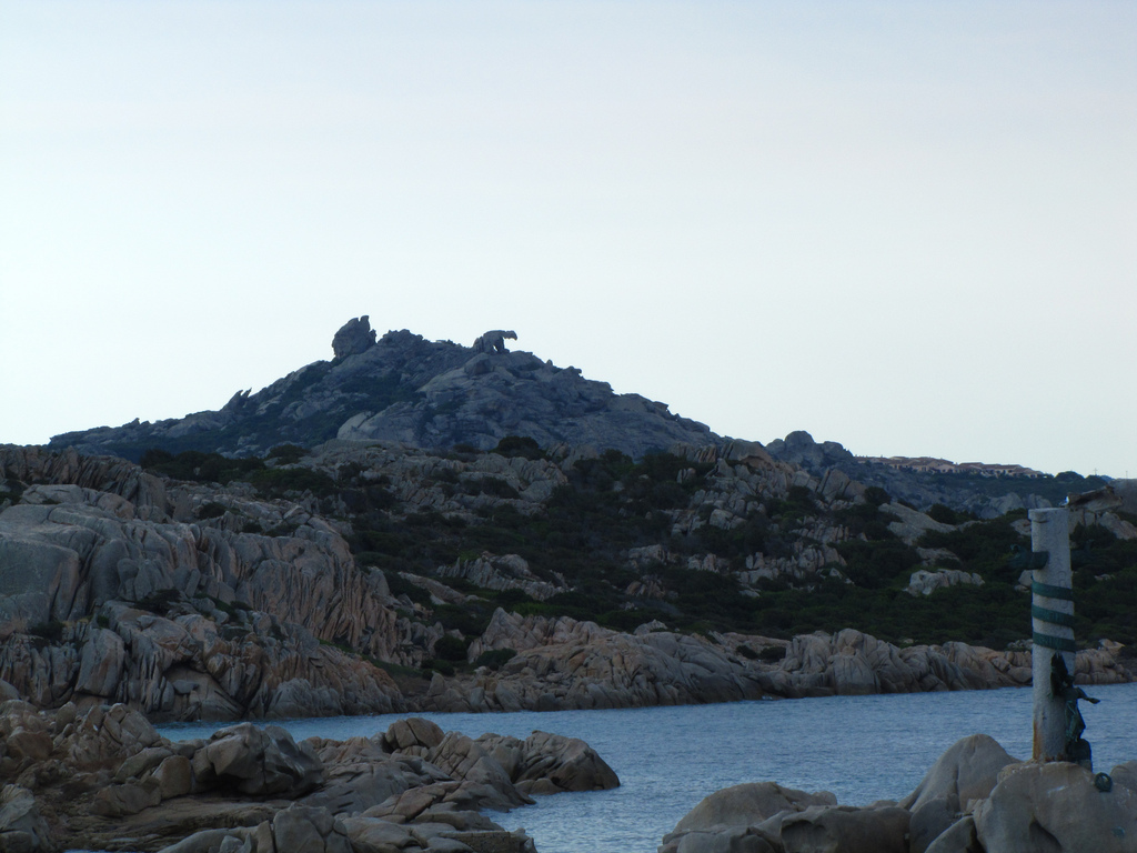 In cima al promontorio granitico la roccia a forma di orso. http://goo.gl/v8zcec Archeologia e arte La zona, frequentata da millenni, offre anche notevoli spunti archeologici.