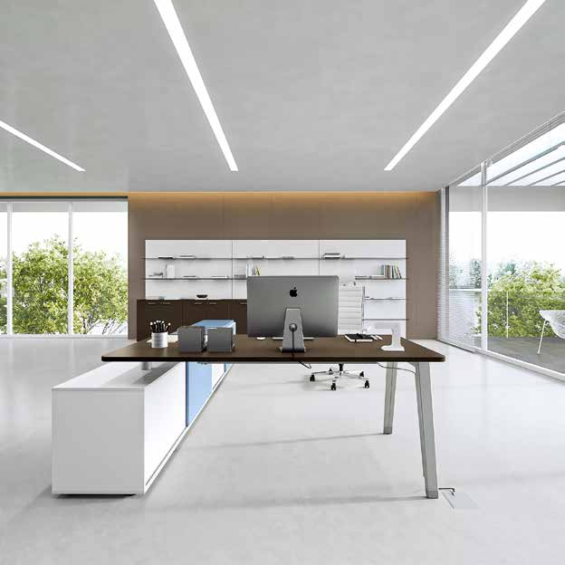 I piani della scrivania e del tavolo riunioni sono in rovere moro che abbinati alle strutture di colore alluminio rendono la composizione estremamente