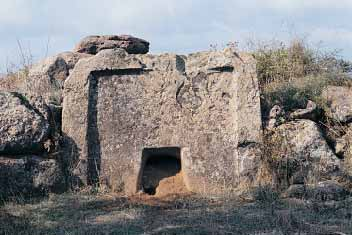 Fig. 527. Birori, tomba di giganti di Sa Perda e s Altare A: riquadro inferiore della stele centinata. Fig.