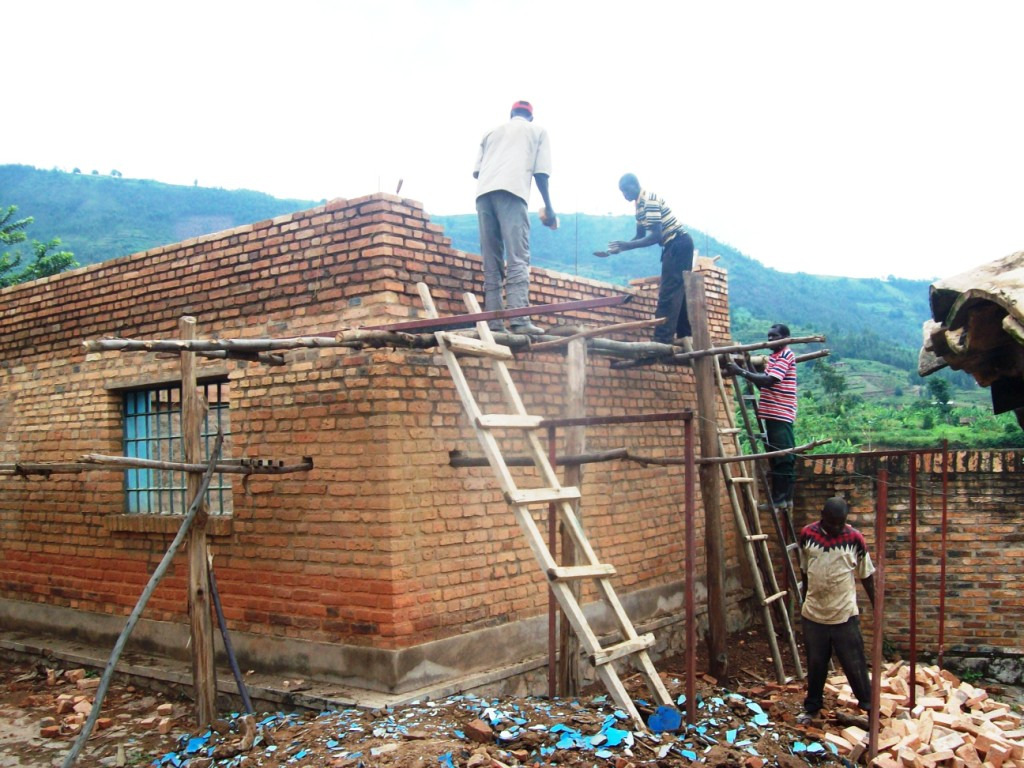 Lo stato attuale Ad oggi si è completato il restauro dell edificio A, togliendo il vecchio tetto in lamiera e sostituendolo, dopo aver alzato i