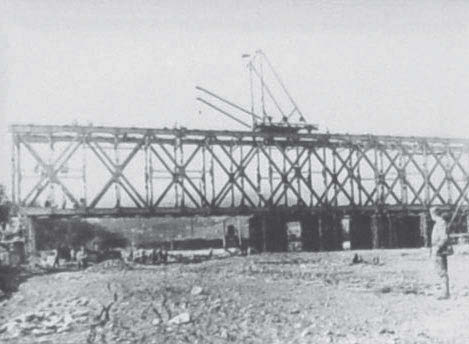 DOCUMENTAZIONE FOTOGRAFICA DELL EPOCA, RELATIVA ALLE FASI DI COSTRUZIONE DEL PONTE FERROVIARIO NEI PRESSI DEL TORREN- TE SANTA MARIA. F 13 gg.