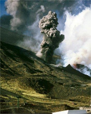 L'Etna cambia continuamente il suo paesaggio.