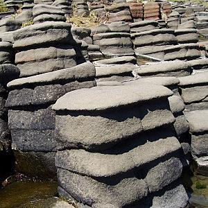 Acitrezza I basalti colonnari: il magma, raffreddandosi lentamente ed in modo uniforme, cristallizza e attraverso un