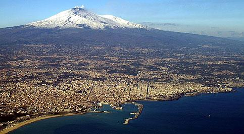 Catania è situata alle pendici dell'etna. Ad eccezione dei quartieri che compongono la parte sud della città (Fossa Creta, S.