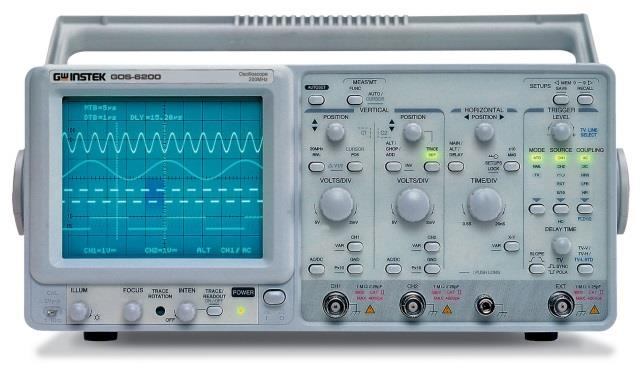 Strumenti di Misura Le misure in fisica si ottengono attraverso gli strumenti di misura, dispositivi che possono essere sia molto