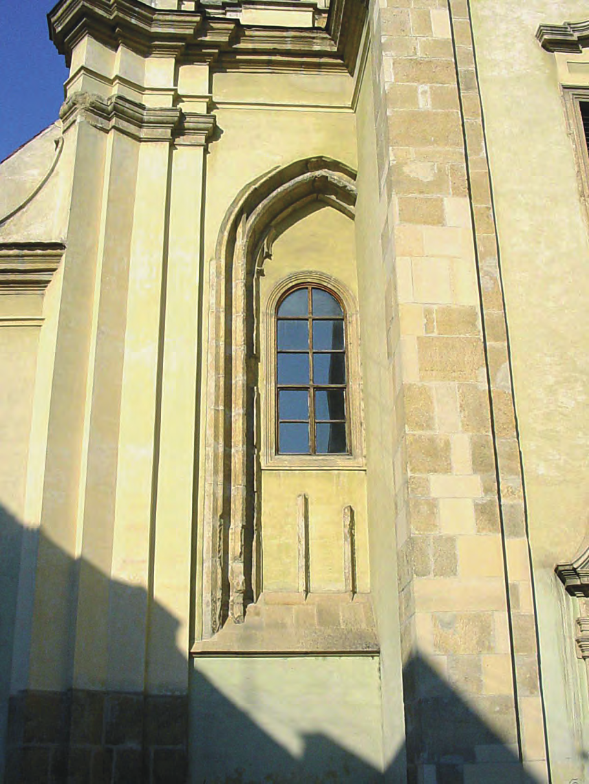Cluj Lucrările de conservare din anii 80 au scos la iveală vechile ferestre gotice valorificate într-o manieră postmodernă de colaj stilistic.