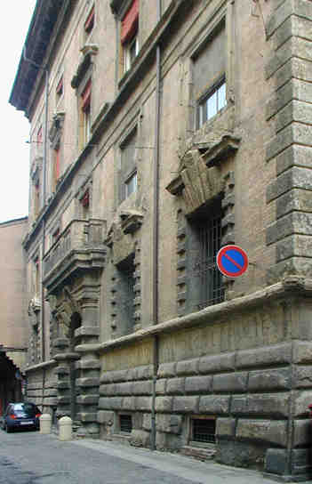 Palazzo Bocchi Via Goito 1545 I palazzi senatori denotano una relativa modestia esterna: parsimonia nelle