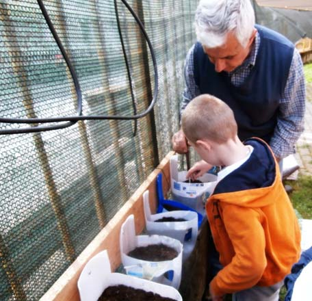 I nonni ci tramandano la loro conoscenza: abbiamo costruito un giardino pensile,