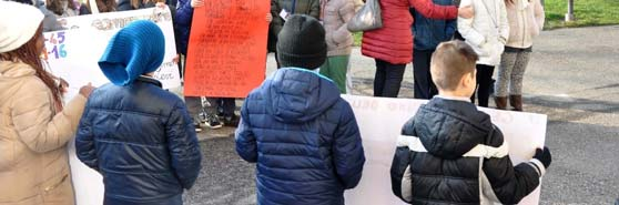 27 GENNAIO 2016 5^A 5^B PRIMARIA MONTICELLI 5^C 5^D PRIMARIA CAORSO Iniziamo il nostro percorso davanti alla nostra scuola.