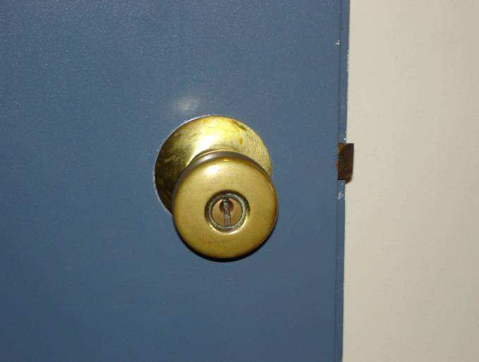 La porta del bagno (apre verso l interno) ha una luce di passaggio di cm. 69. La maniglia della porta è un pomolo da ruotare. Lo spazio tra vasca e lavabo è di cm. 75.
