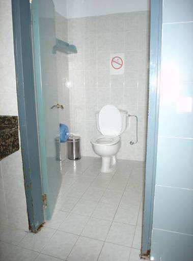 Il varco di accesso ai servizi igienici (ha due porte tipo saloon ) è di cm. 94. La porta di accesso al wc è di cm.