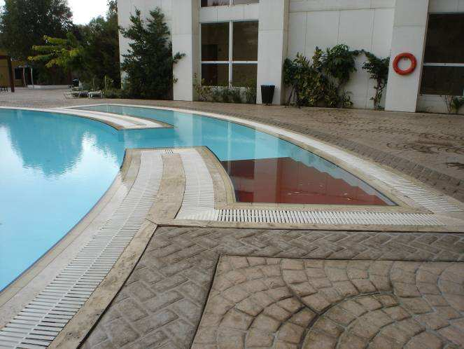 PISCINE L hotel ha due piscine principali, una per bambini, una nella zona Baby Club, più alcuni giochi d acqua lungo i viali.