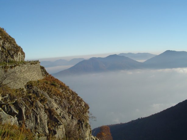 Un secondo itinerario conduce al Monte Spalavera, sul cui dosso erboso è ancora ben conservato un fitto reticolo di trincee in pietra a secco.