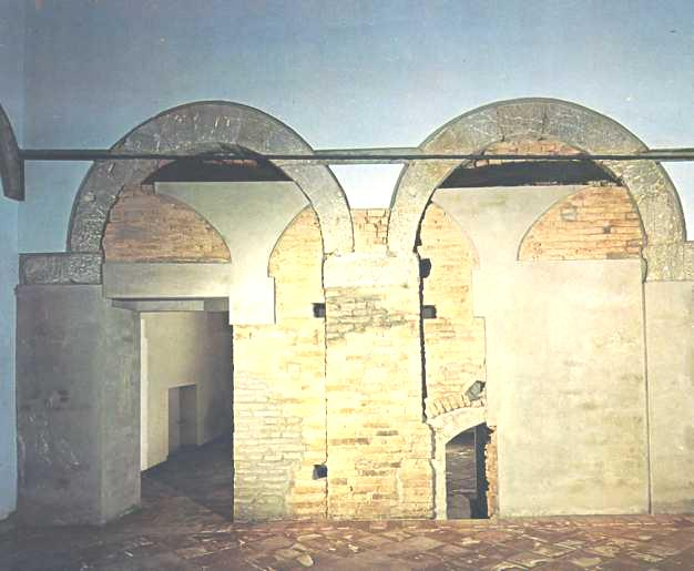 Gli archi in selenite sono impostati su pilastri in mattoni misti a frammenti (prevalgono i manubriati) e risultano dimensionati in misure romane, Un blocco di selenite squadrato funge da capitello.