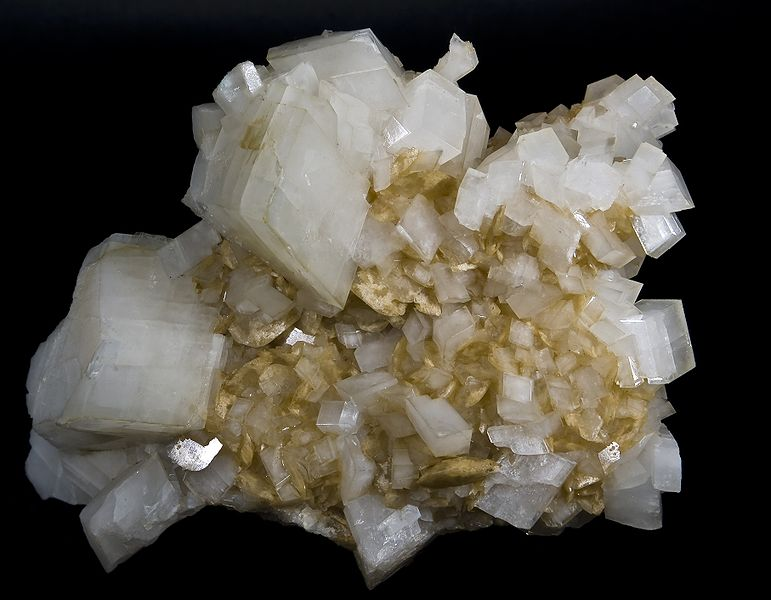25/01/12 I minerali del Calcio: i carbonati Ca CO3 Si trova sofo due forme polimorfe: calcite e aragonite. È il principale cosituente del calcare e quindi della durezza dell acqua.