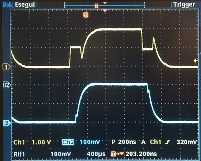 D) arico capacitivo 1) ollegare un condensatore da 1 nf ( T ) all estremo remoto del cavo. 2) Verificare le forme d onda agli estremi del cavo.