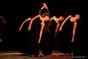 maestro Einaudi del valore della danza popolare. Il maestro Einaudi, nel 2010, ha capito l importanza e il ruolo della danza accanto alla musica.