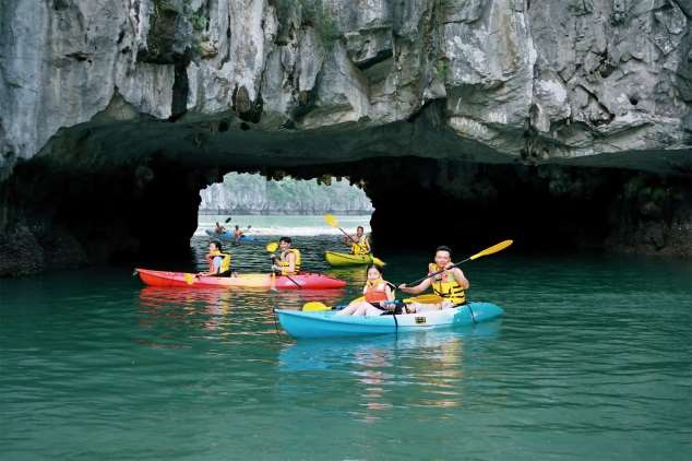 Viaggiare lentamente 2017 VIETNAM, CAMBOGIA e HONG KONG Una vera immersione in Indocina fra templi e natura di tre Paesi VT-VTCM IL VIAGGIO SPECIALE PERCHE La crociera nella baia di Halong in