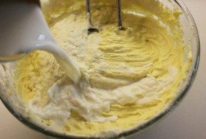 Preparazione 1. In una ciotola lavorate con le fruste elettriche il burro morbido con 250 gr di zucchero fino ad ottenere una crema liscia e omogenea.