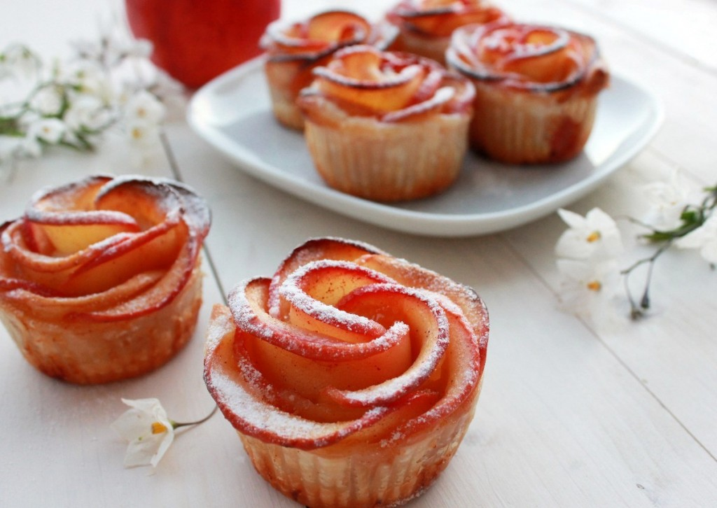 Le rose di mele sono dei dolcetti molto scenografici, ma molto semplici da realizzare.