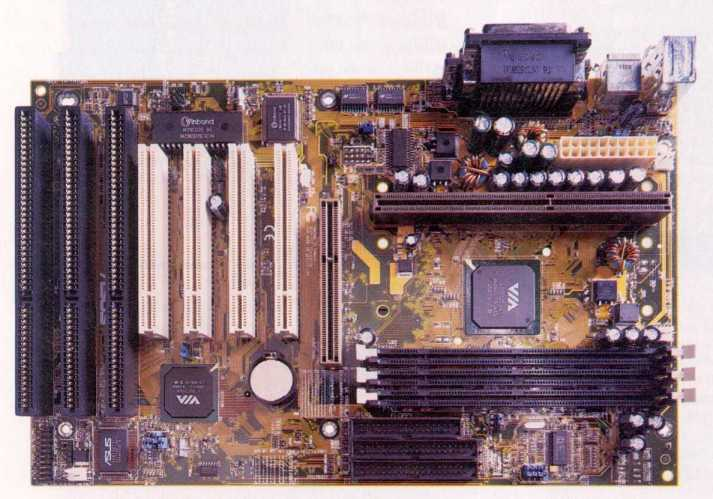 Scheda madre La scheda madre (motherboard, MB) è chiamata anche piastra madre o scheda di sistema ed è l elemento centrale del computer.