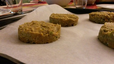 Hamburger di Fagioli Ideale per Schiscette e pasti veloci Stufate una cipolla in una padella per 5 minuti con un bicchiere di vino bianco; aggiungete l aglio, il coriandolo e il cumino; mescolate