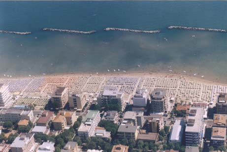 Le cause La demolizione delle dune Cesenatico: esempio tipico di argine di difesa invernale. Le cause L urbanizzazione Igea Marina nel 2000 Abitazioni su una spiaggia ormai completamente erosa.