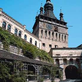 Samuel von Brukenthal, come sua residenza, è stato aperto al publico e trasformato in museo secondo la volontà del barone. Il museo, primo della Romania, custodisce le collezioni personali del barone.
