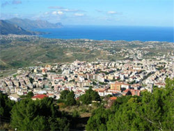 Alcamo Alcamo, in provincia di Trapani, è sita nella Sicilia sud occidentale Sorge ai piedi del Mont e Bonifato (825 m Riserva Naturale del Monte Bonifato ) ed è alla stessa distanza da Trapani e